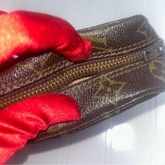 Louis Vuitton Trousse 23 Unisex 
Brown Monogram Canvas Cosmetic Bag - Picture 11 of 12
